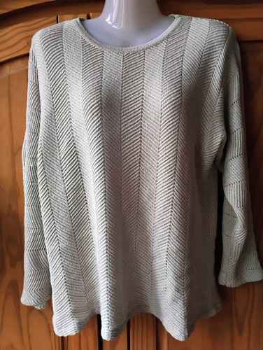 Beigefarbener strickpulli mit - beigefarbener,